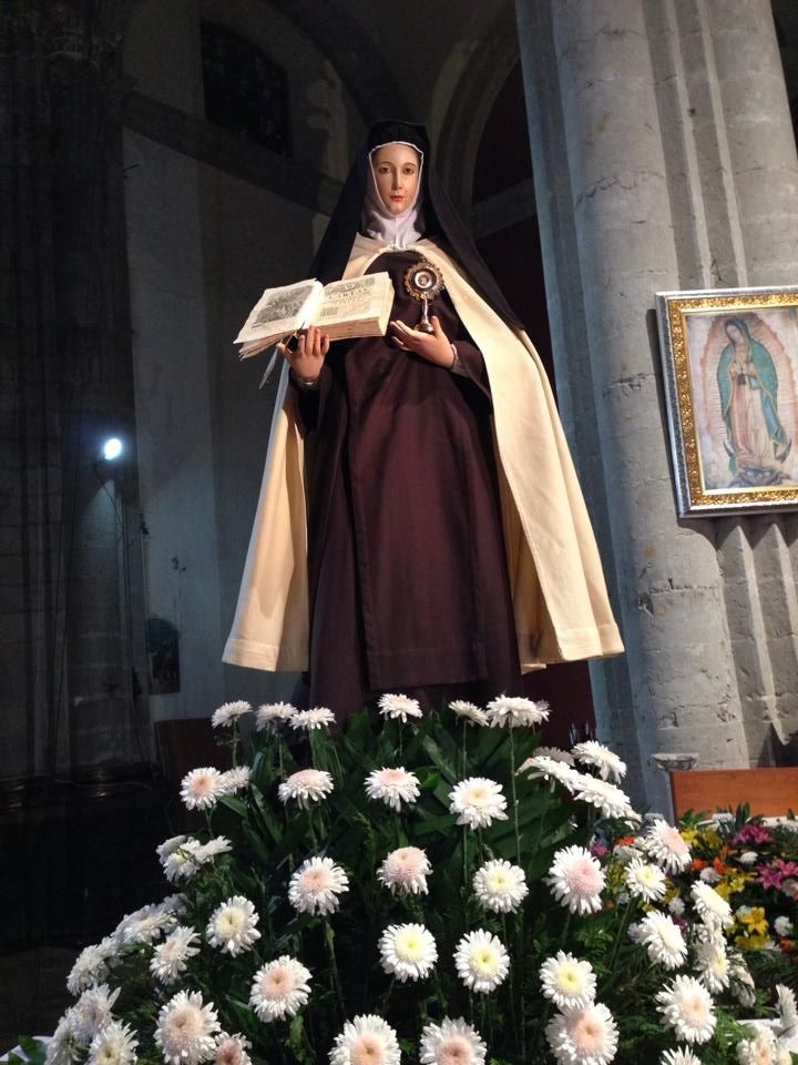 Teresa de Jesús con relicario en carmelitas Descalzas, Sepulcro de Santa Teresa